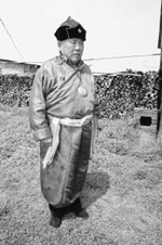 Деревенский шаман, дедушка Данило на своем огороде
