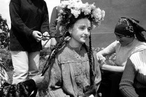 Гагаузскую девочку готовят к роли Пипируды в одноименном старинном обряде
